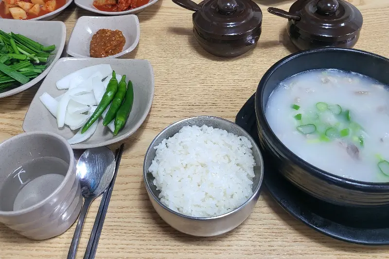 돼지국밥 한 상 차림