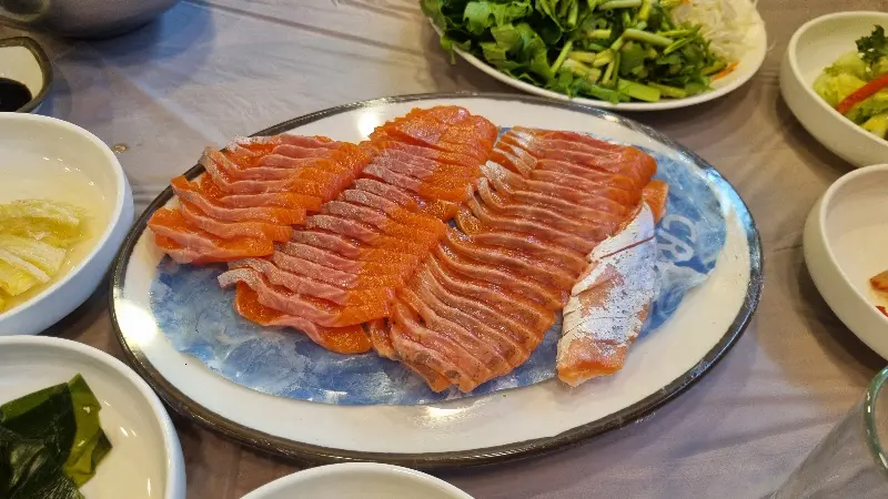 푸짐한 송어회 한 상