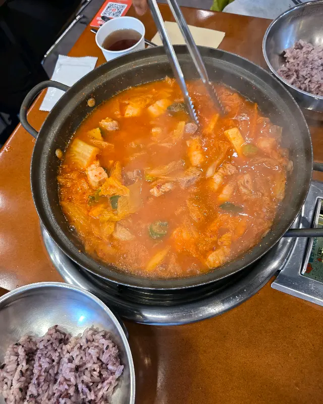 고기를 집게로 들어올린 모습