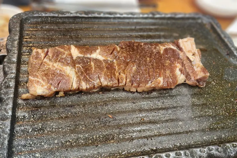 석쇠 위에서 구워지는 돼지갈비
