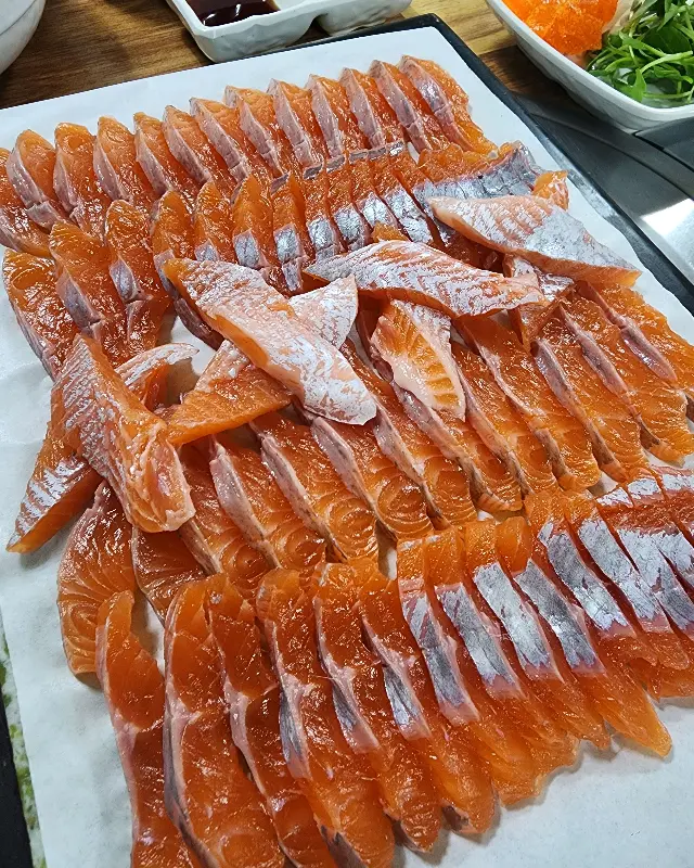 정갈하게 담겨 나온 송어회 한 상