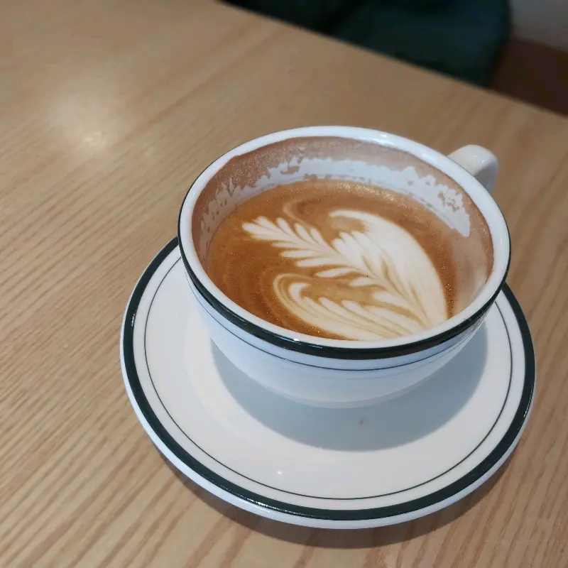 라떼 아트가 돋보이는 라떼