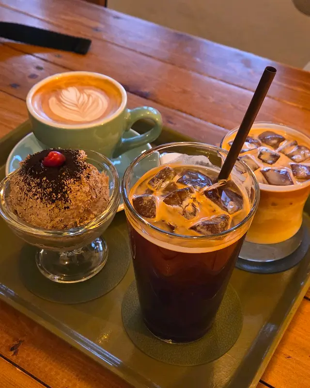 테이블 위에 놓인 아인슈페너, 바나나푸딩, 라떼