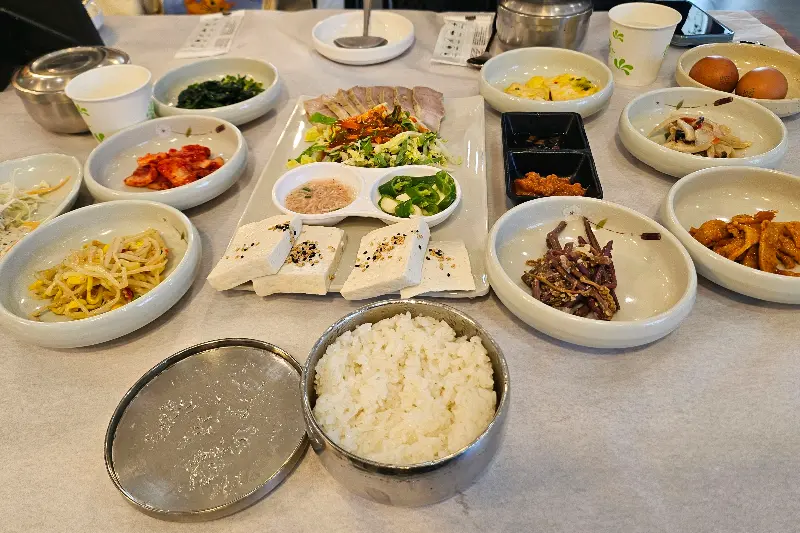 정갈하게 차려진 한 상