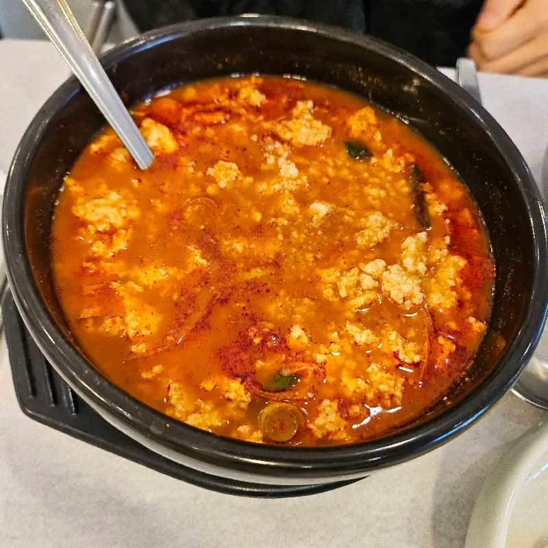 보기만 해도 얼큰한 기운이 느껴지는 순두부찌개