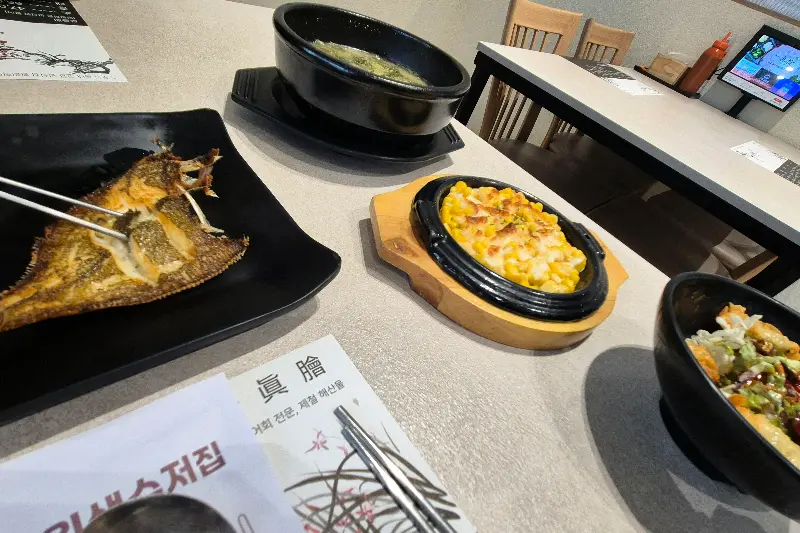 다양한 기본 반찬들이 놓인 테이블