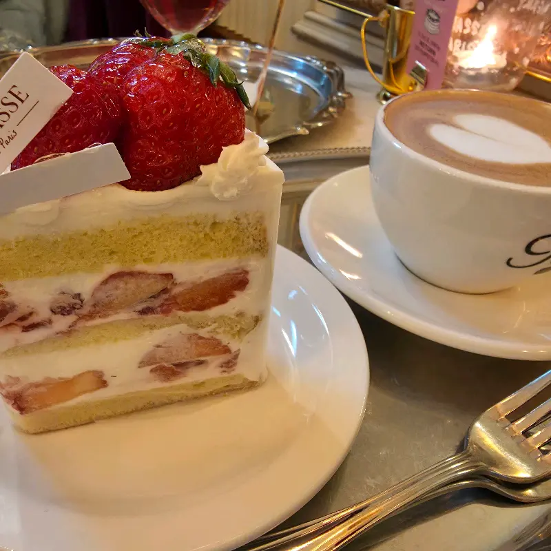 클래식 딸기 케이크와 따뜻한 아메리카노