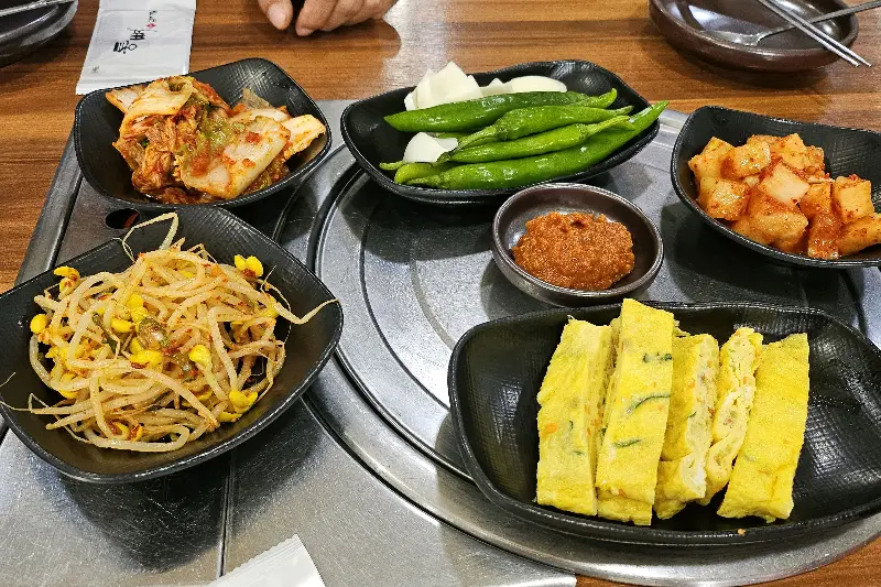 정갈하게 담겨 나온 밑반찬