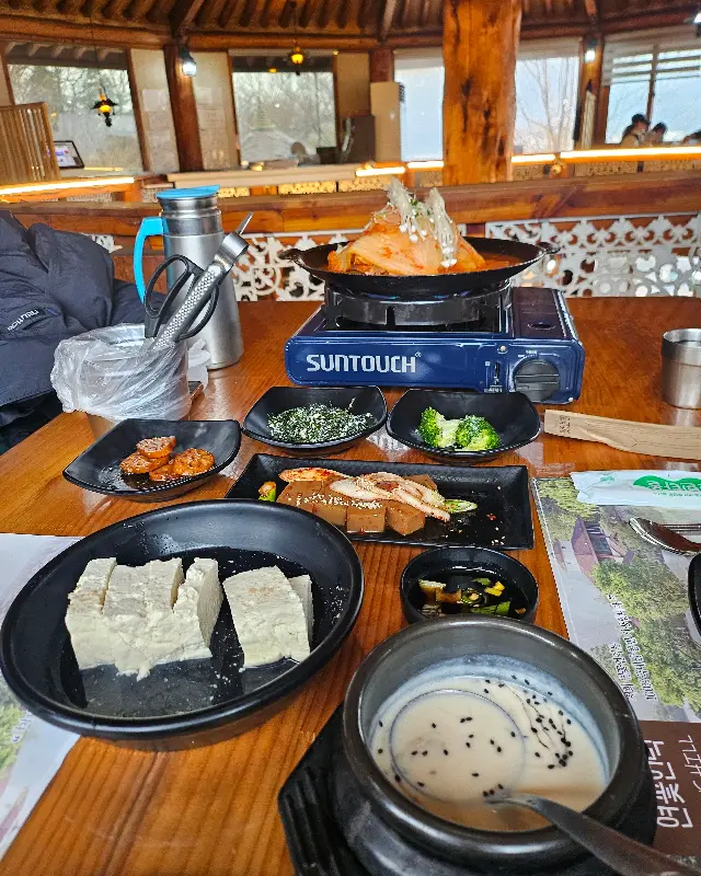 테이블 가득 차려진 김치찜 정식의 모습