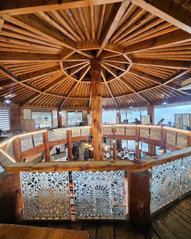 식당 내부의 독특한 목조 건축 양식