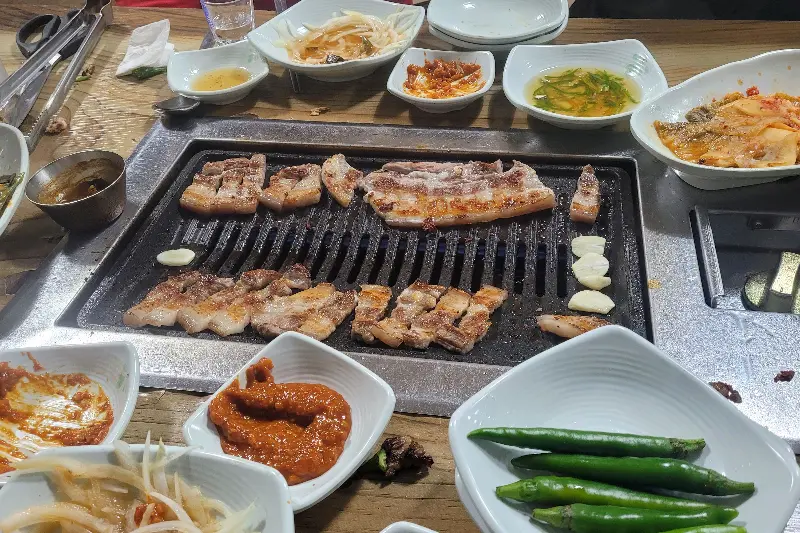 불판 가득 올려진 돼지고기의 향연