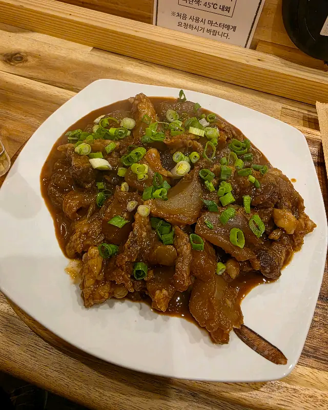 윤기가 흐르는 한우 스지 볶음