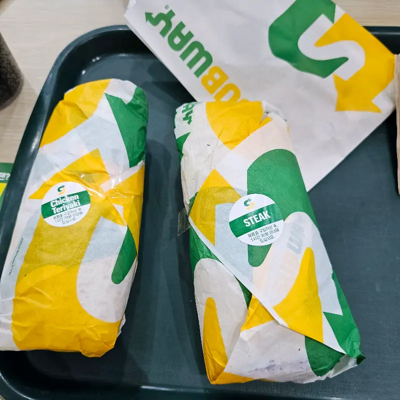 포장된 샌드위치 두 개