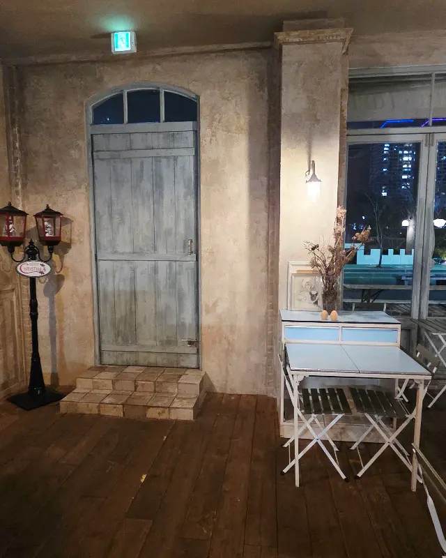 다양한 종류의 타르트가 진열되어 있는 쇼케이스