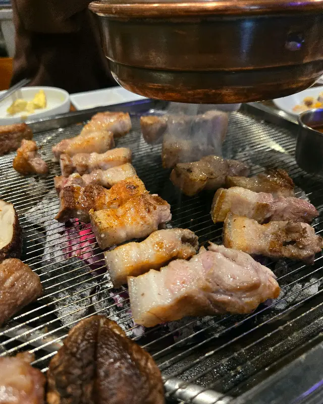 노릇하게 구워진 오겹살