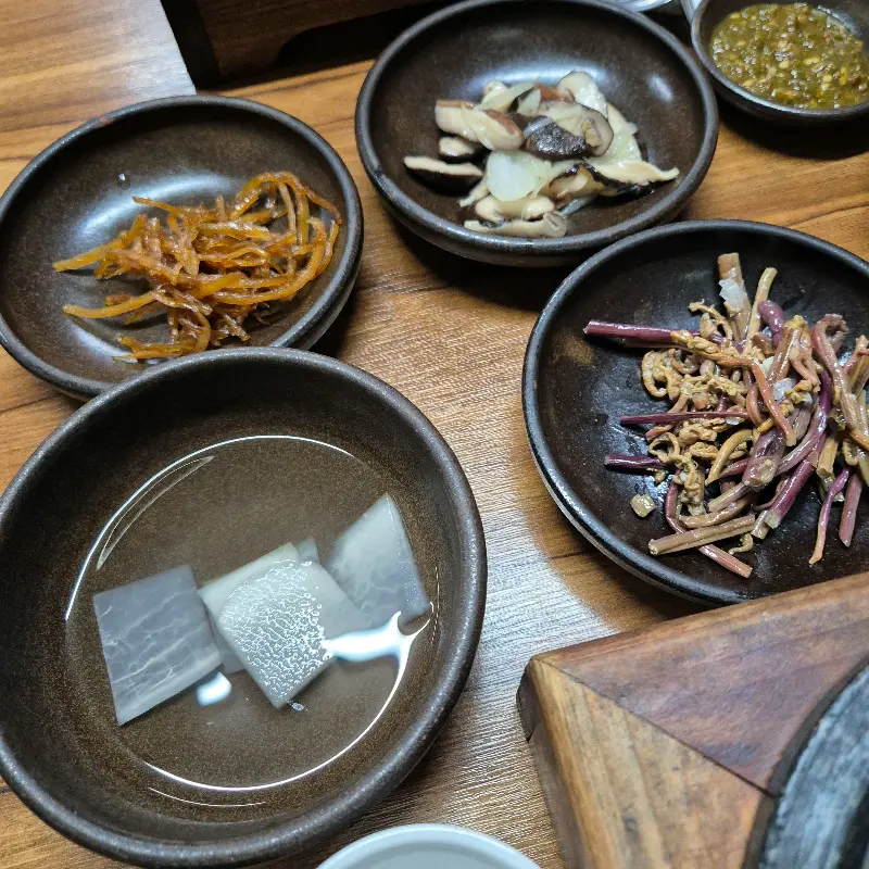 돌솥밥과 밑반찬