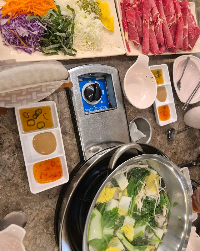 푸짐하게 차려진 샤브샤브 한 상