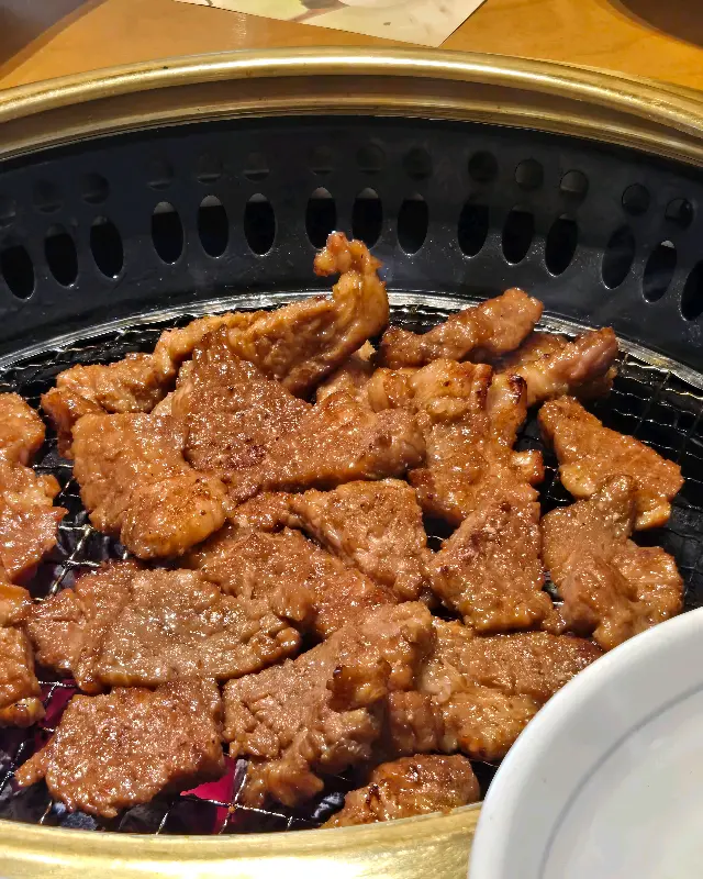숯불 위에서 익어가는 양념갈비