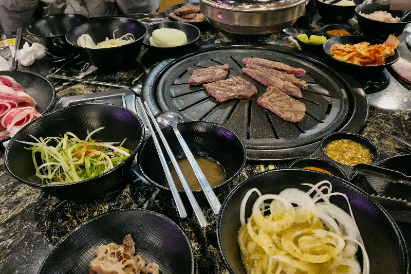 다채로운 쌈 채소와 밑반찬