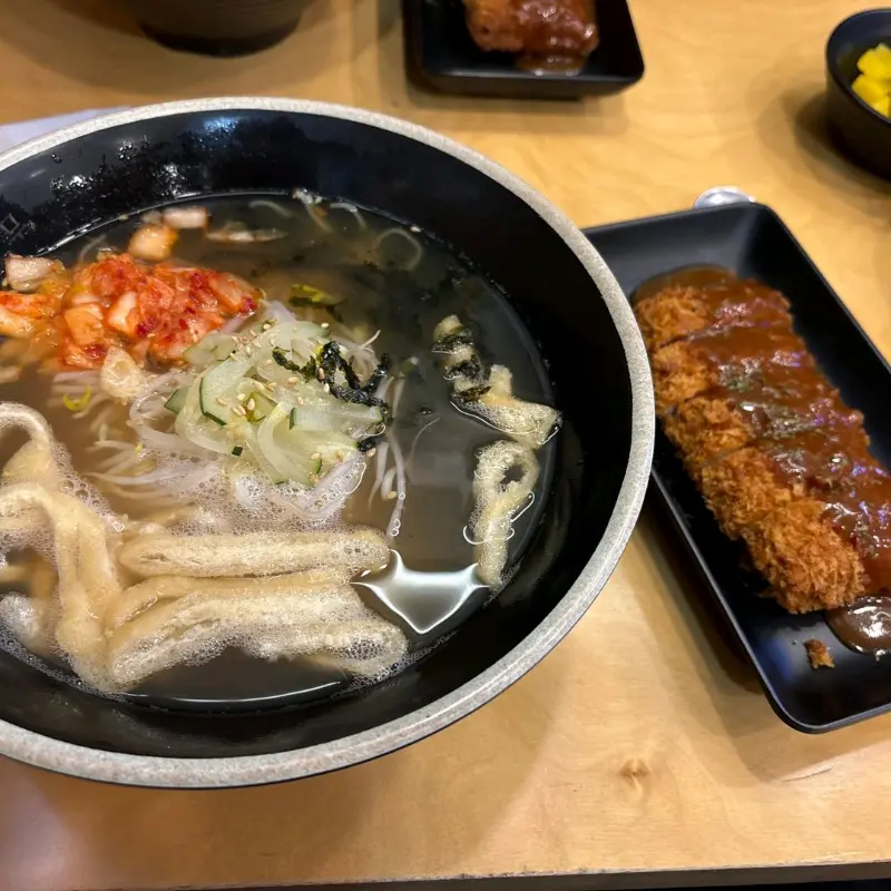 국수와 돈까스가 함께 담긴 국치정식