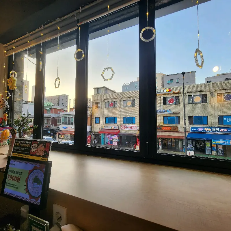 창밖으로 보이는 상봉 먹자골목 풍경