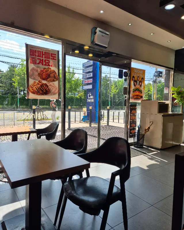 맘스터치 매장 내부 테이블 좌석