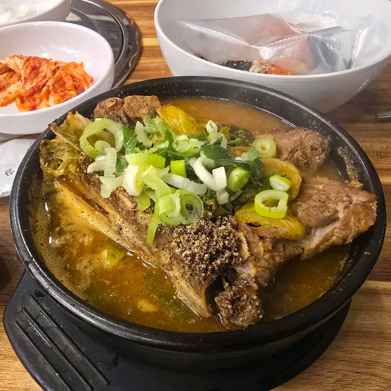 큼지막한 돼지 등뼈와 푸짐한 우거지가 인상적인 감자탕