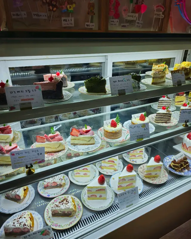 다양한 케이크가 진열된 쇼케이스