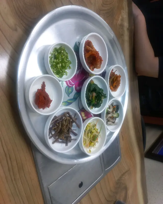 쟁반 위에 놓인 반찬들