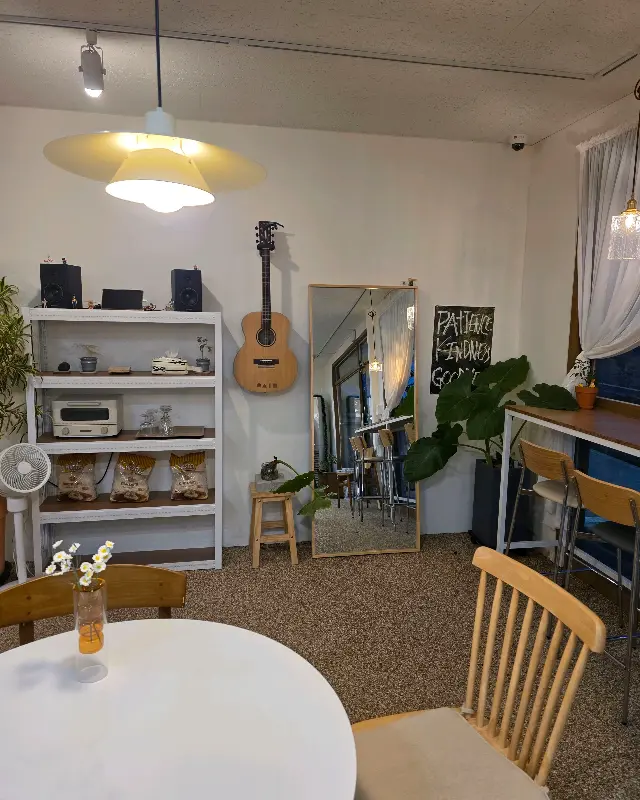 나무 소재 가구와 소품으로 아기자기하게 꾸며진 카페 내부