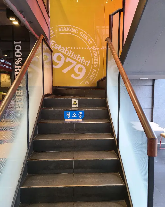 2층으로 향하는 계단