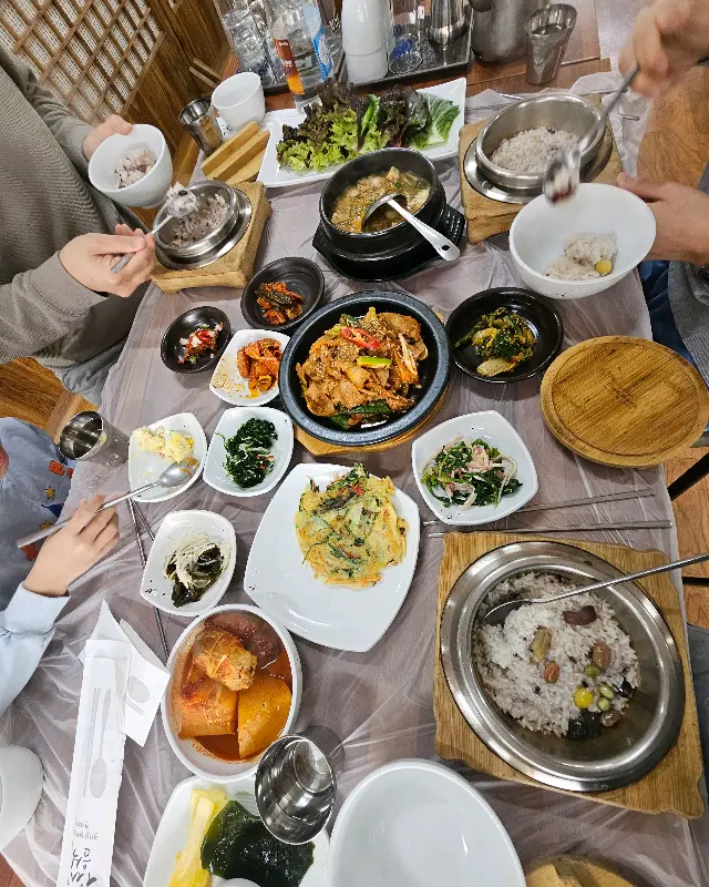 푸짐하게 차려진 제육볶음 정식 한 상 차림