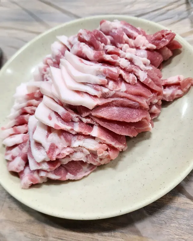 접시에 담긴 꼬들살의 모습