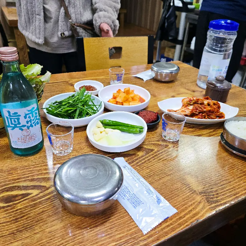 다양한 곁들임 채소와 양념