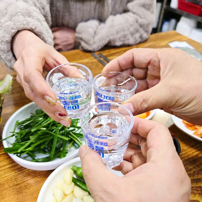 술 한 잔 기울이며 즐거운 시간을