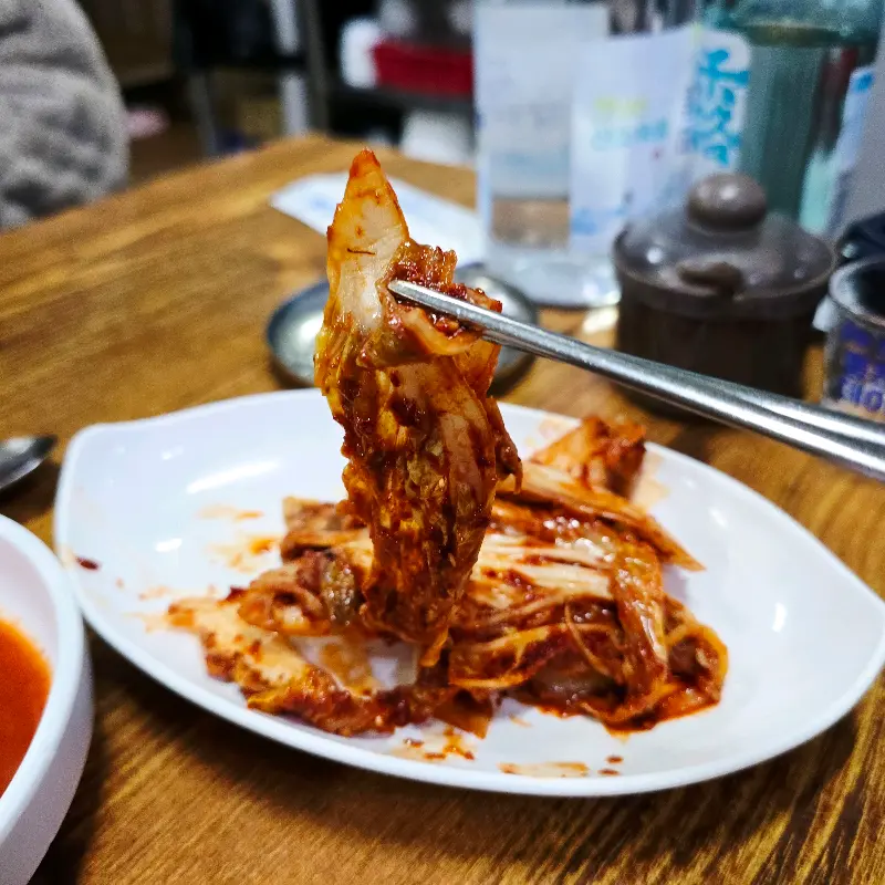 매콤한 양념에 버무려진 두루치기