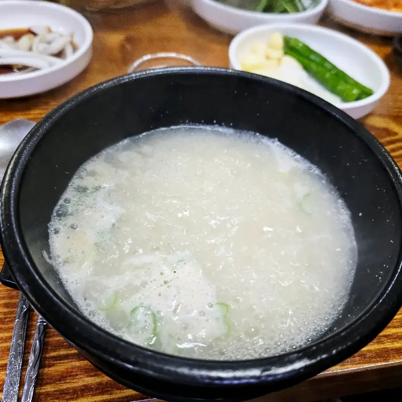 뽀얀 돼지국밥 국물