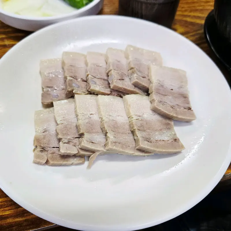 가지런히 놓인 수육