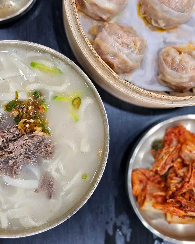 윤기가 자르르 흐르는 김치만두와 칼국수, 김치의 조화