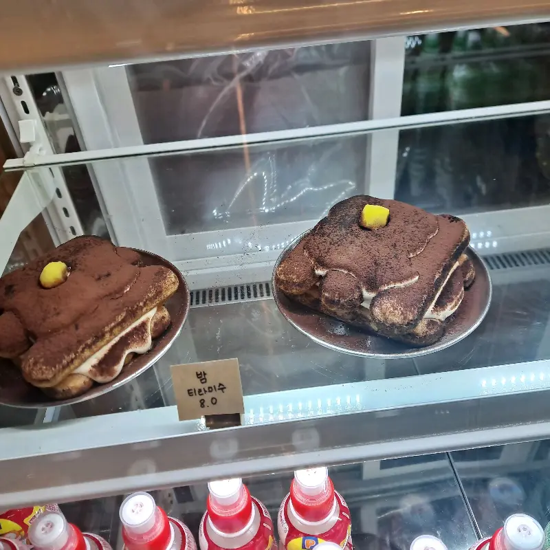 쇼케이스 안의 티라미수