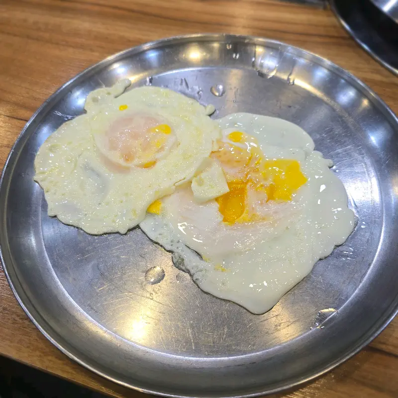 노릇하게 구워진 계란후라이