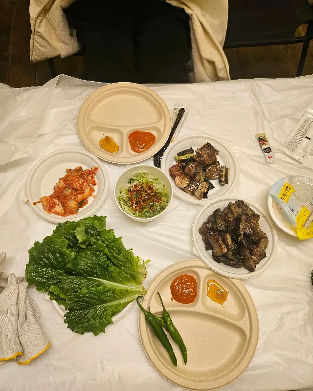 텐트 안에서 먹음직스럽게 구워진 고기를 먹는 모습