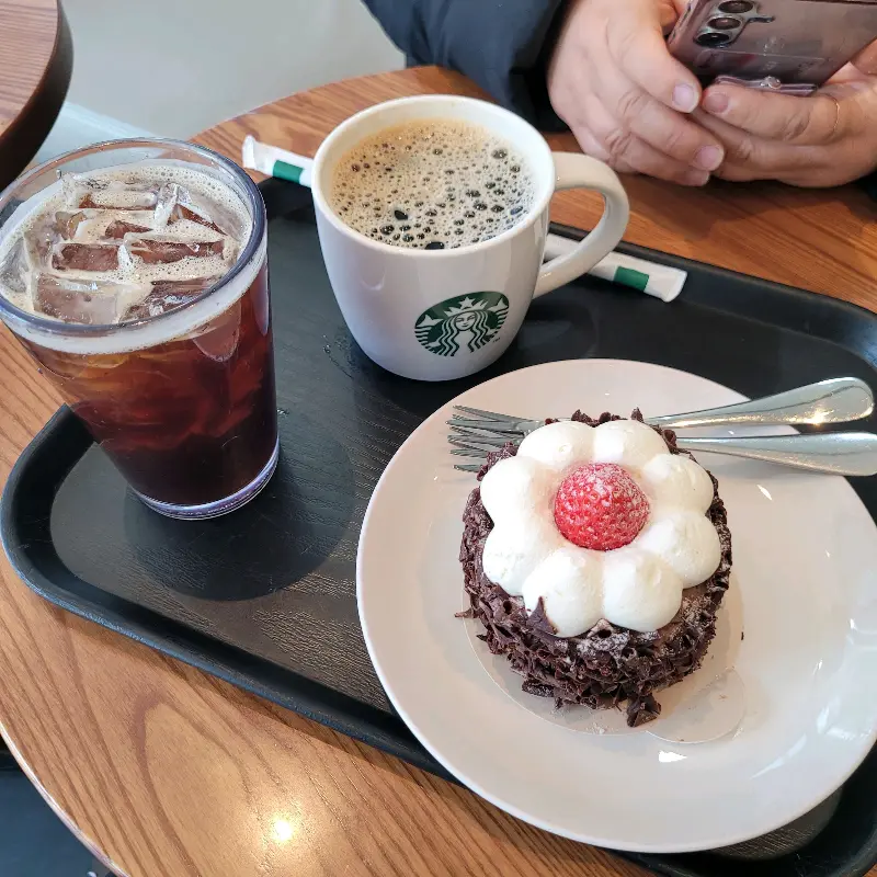 스타벅스 디저트와 커피