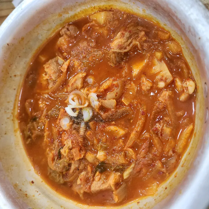 김치와 돼지고기가 듬뿍 들어간 짜글이