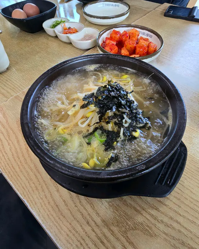 푸짐하게 담긴 콩나물국밥 한 상차림