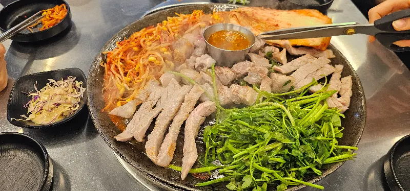 가위로 먹기 좋게 잘라 놓은 삼겹살과 멜젓