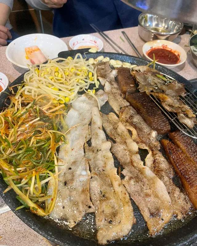 무쇠 솥 가득 구워진 냉삼과 콩나물, 파절이