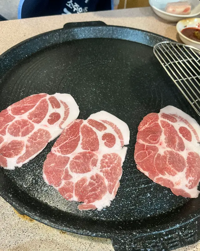 불판 위의 삼겹살