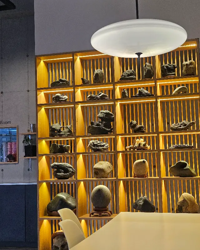 돌 장식이 인상적인 트리스톤 내부