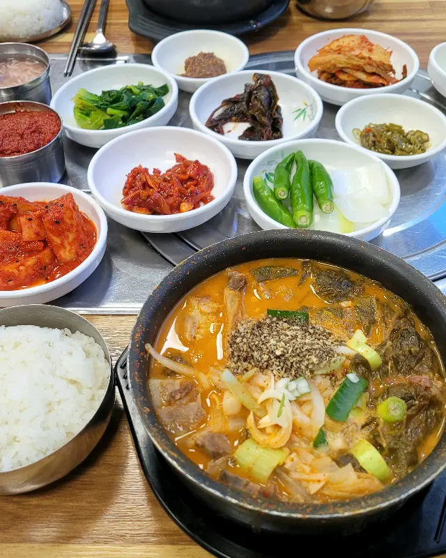 실비손칼국수의 푸짐한 순대국밥